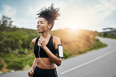 带耳机和手机的运动女性慢跑产品