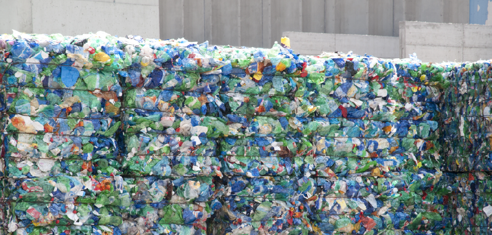 回收塑胶作循环再造
