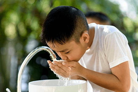 儿童饮用安全清洁的水