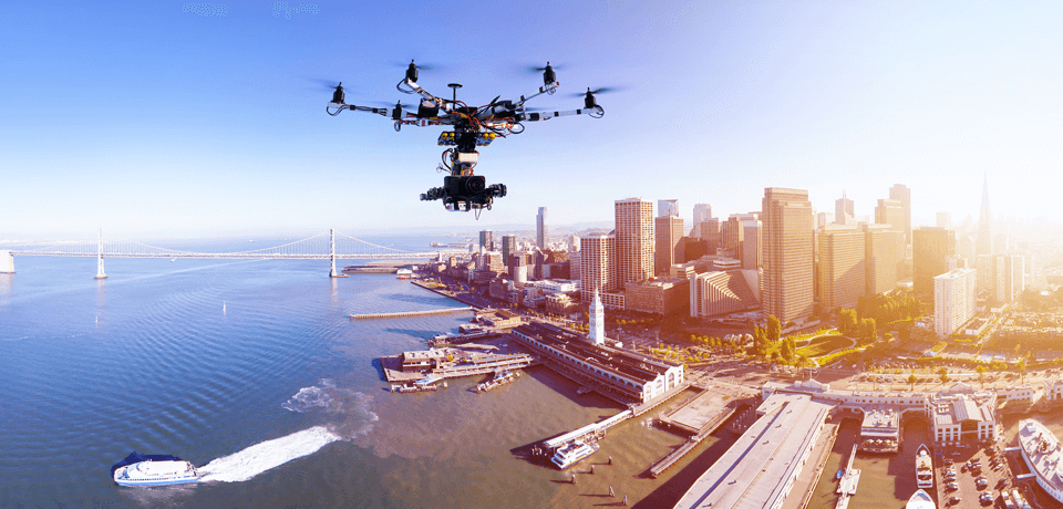 无人机在城市上空飞行